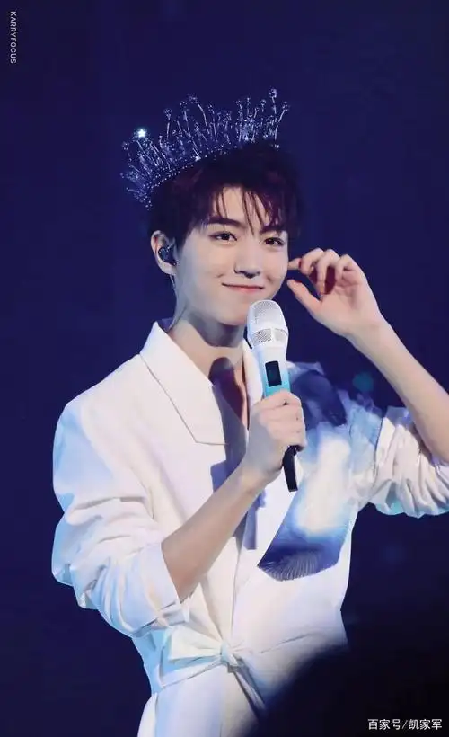 王俊凯还在剧组工作,没有上线发什么消息,不知道私底下的王俊凯有没有