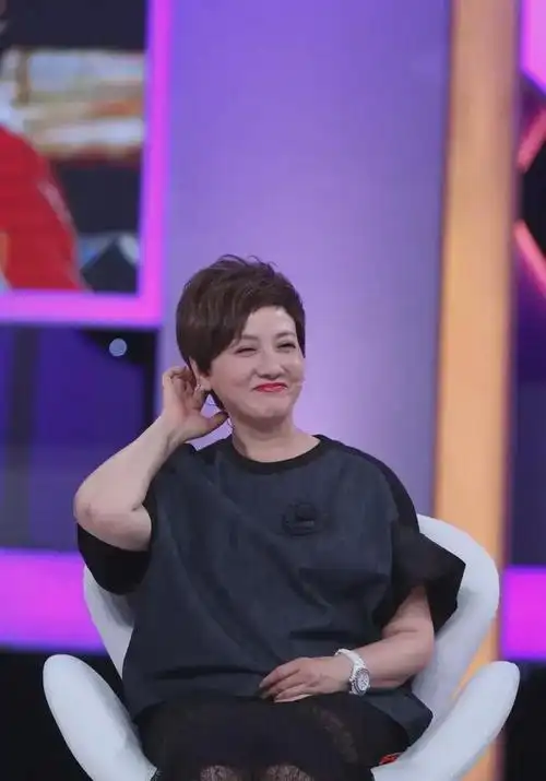 邓婕这次发型终于选对了利落的短发露出前额看着年轻十几岁