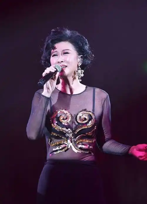 叶倩文的年龄写在身材上,穿时尚上衣显出肚腩,短裙穿得有点紧_设计的