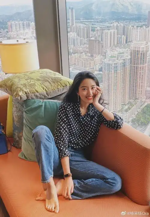 28岁杨采钰一袭红裙超惊艳,这个dior香氛大使,气质惊艳众人!