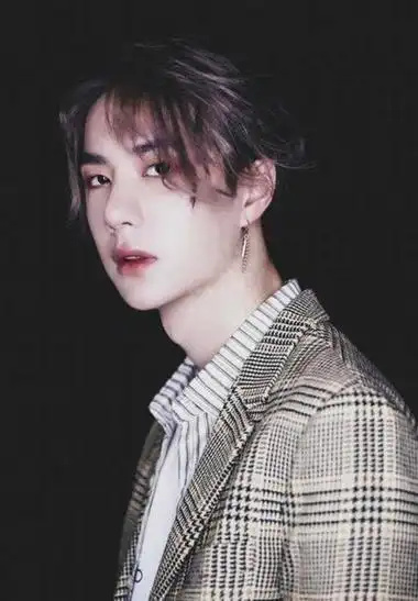 根据曝光的检举内容显示,王一博作为一位备受瞩目的顶级艺人,身价昂贵