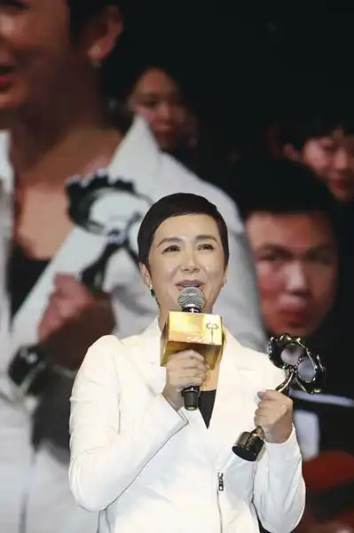 蒋雯丽获"公益传播人物奖":爱穿透每个角落