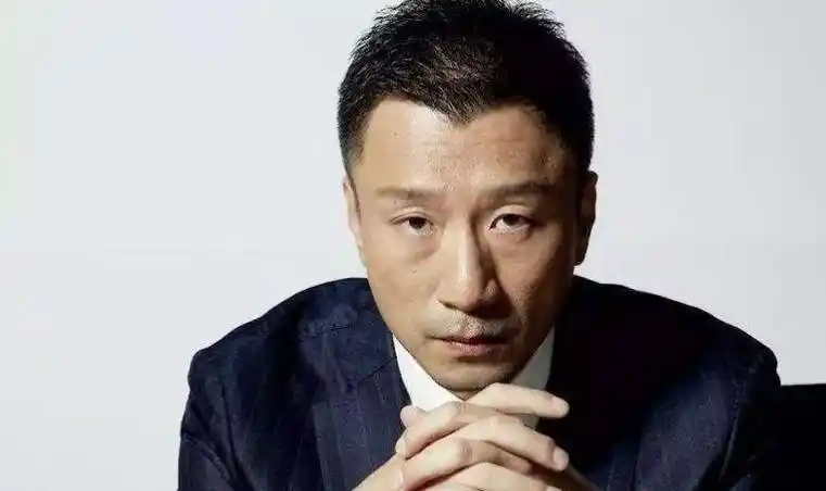 原创孙红雷被拍成五五分近照身材圆润胖了许多风格打扮与以往不同