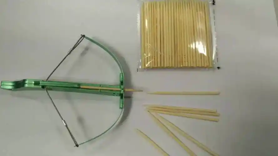 迷你小弓弩,以牙签为箭,随便一射,射程可达8米,可轻松穿透8张a4