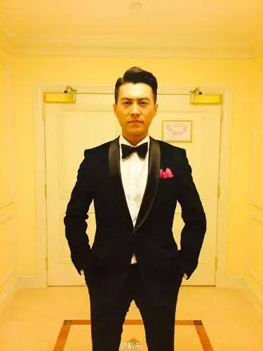 老干部靳东上演西装秀 全方位展示型男魅力