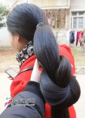 剪下红衣女子90公分丰厚长发