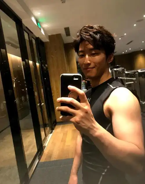 烧烤男神窦骁晒照, 黑t恤大背头超显身材, 网友: 简直是逆袭!