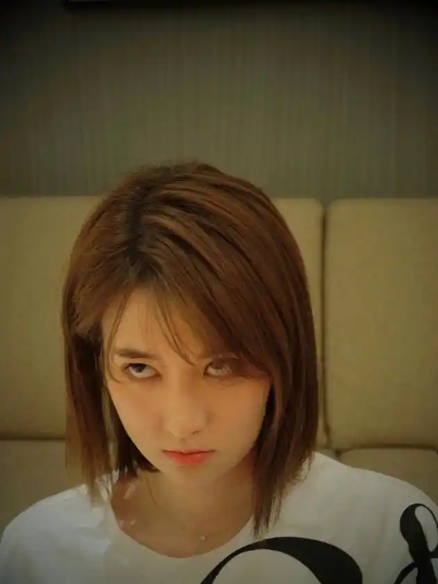 乔欣绿洲晒自拍美照做鬼脸翻白眼变身鬼马少女