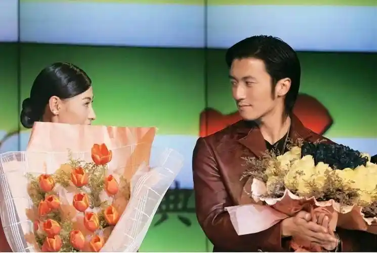 照片中的张柏芝不再年轻,面容憔悴,眼神中透露出一丝疲惫与忧伤.