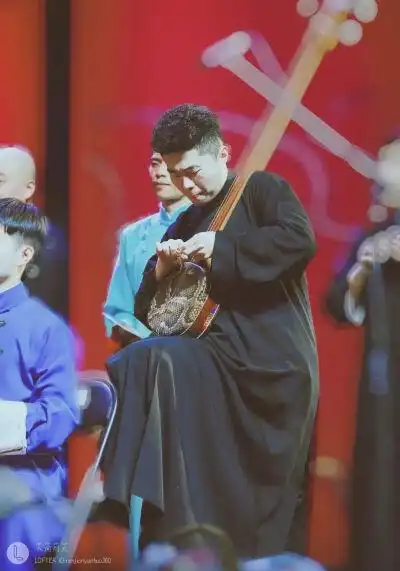 周九良 抬腿调三弦 黑色大褂