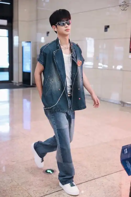 黄明昊牛仔套装造型