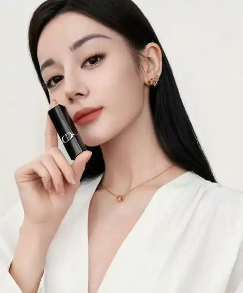 迪丽热巴 x dior new shot,深v白裙,优雅大气