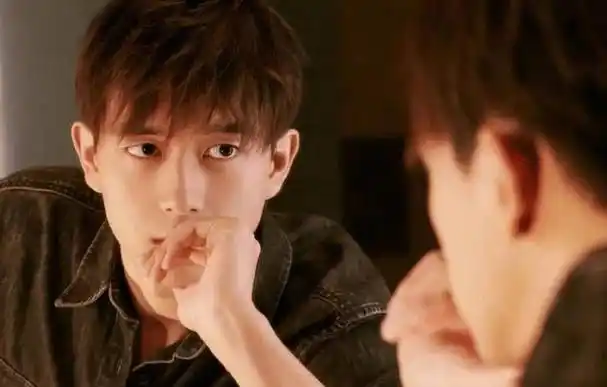 早期,他在《睡在我上铺的兄弟》中的表现,让很多人对他刮目相看.