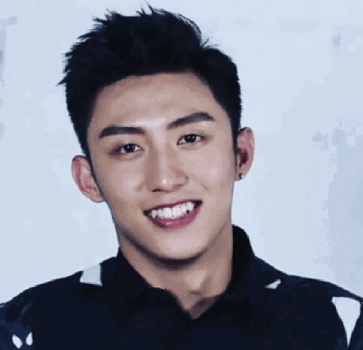 口中有一物,财神常眷顾,长虎牙的男人面相解析,有虎牙好还是坏