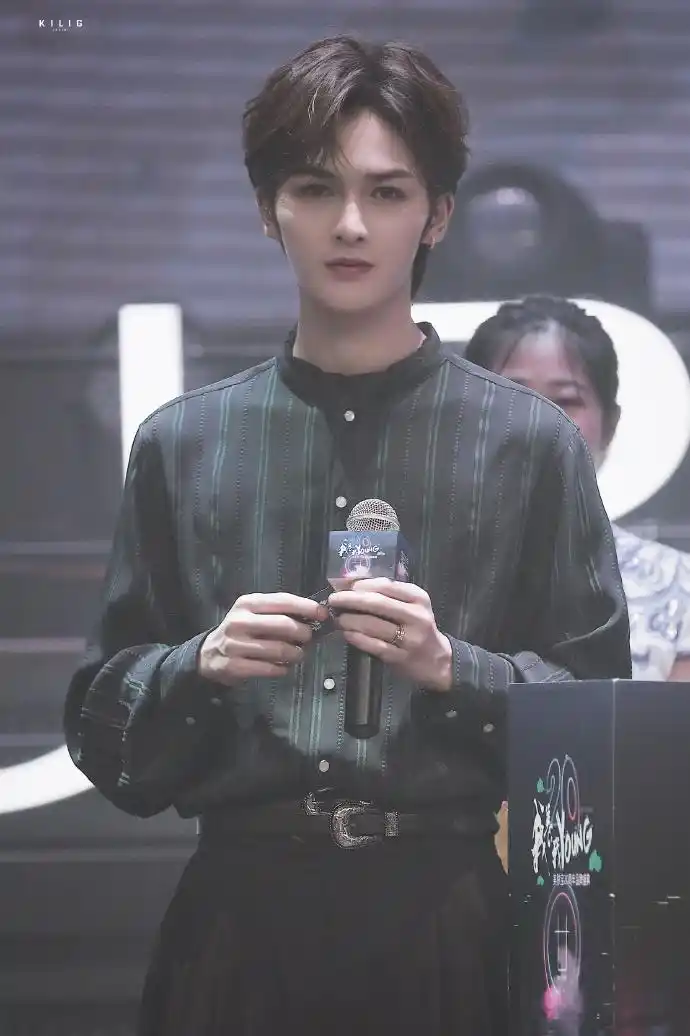 朱正廷出席品牌活动 招牌治愈系笑容令人一见倾心