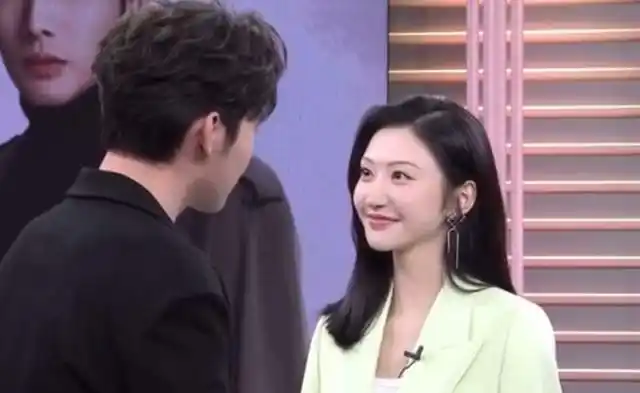 景甜张彬彬合体直播按唇杀直接甜度爆炸,对视后有谁注意景甜的手