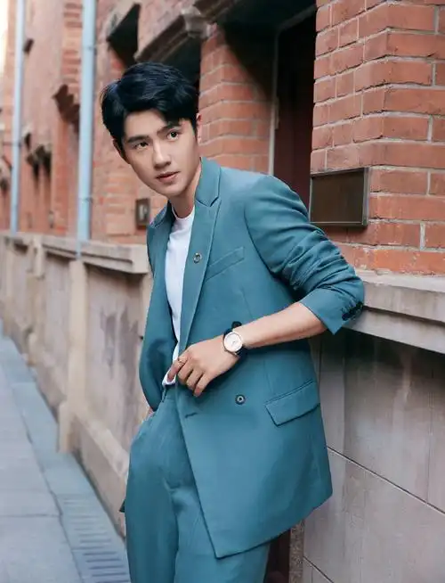 简介:刘昊然墨绿色西装帅气写真图片,分享一组刘昊然图片给大家,图中