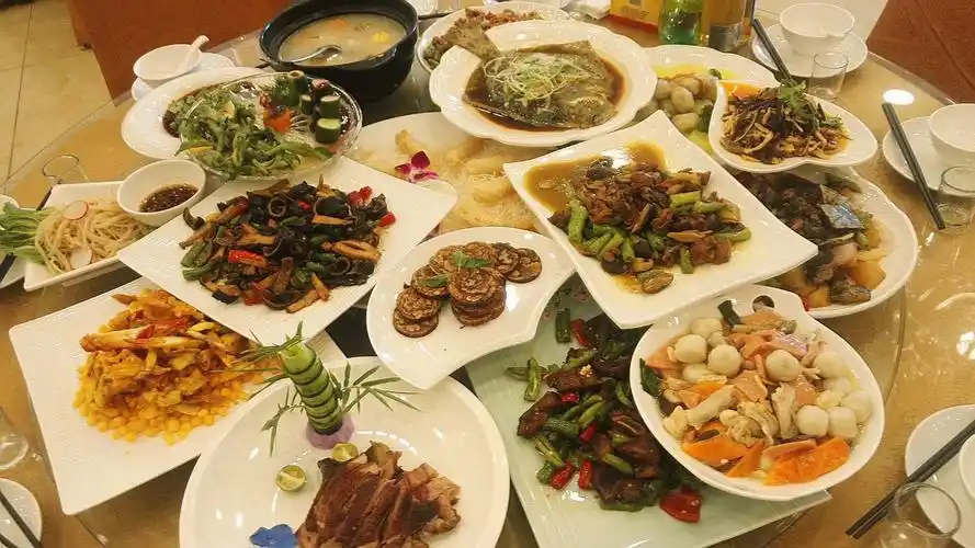 让你不负这四月好时光 活动一:  凡包席5桌以上每桌赠送啤酒6瓶,饮料2