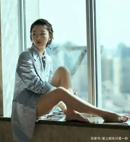 有种委屈叫周冬雨,身高不足160,后脚跟放大10倍:这是矮子脚?