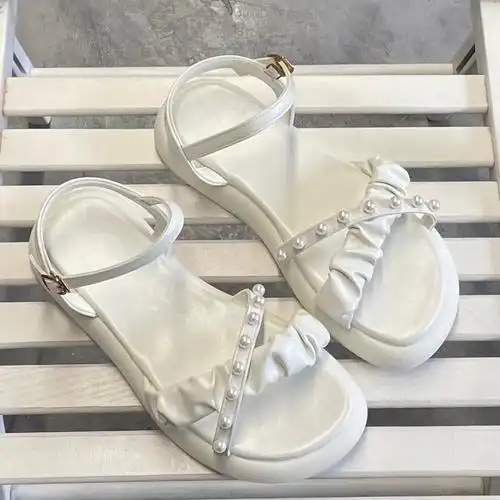 夏天更和白色更配的呢白色凉鞋配浅色系衣服91真的是好看的没话说