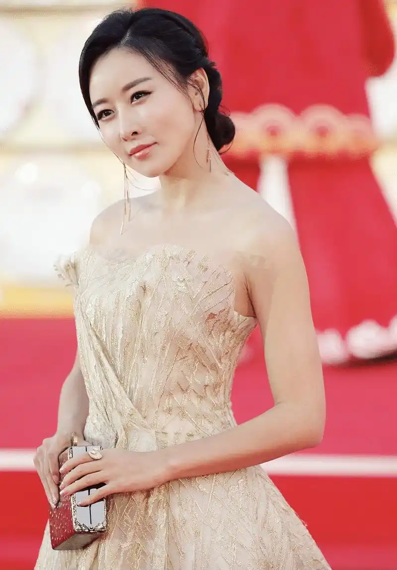 毛俊杰气质好馋人穿墨绿色蕾丝连衣裙身材饱满高级优雅