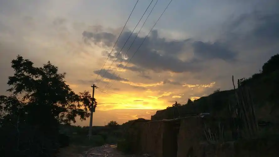 雨后村庄的黄昏.