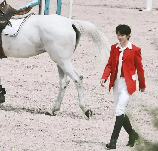 《奔跑吧》兄弟团出场,郭麒麟,蔡徐坤骑马的感觉,却是两个画风