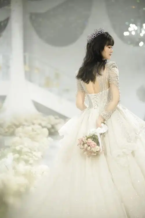 每个女孩的婚纱梦 #婚拍 #新婚现场 等了两个多月的照片终 - 抖音