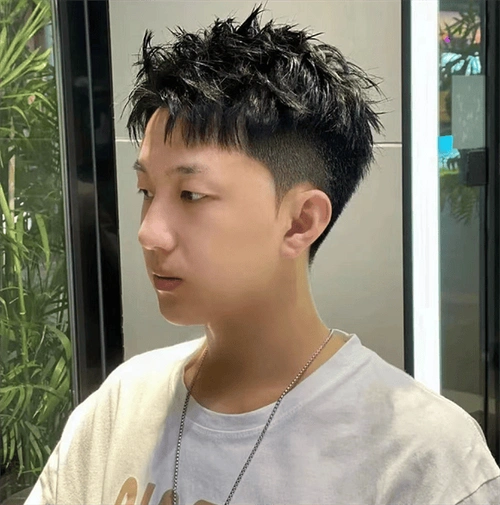 钢夹烫即便是过了一个月,效果也是很凌乱蓬松自然好打理的,钢夹烫正常