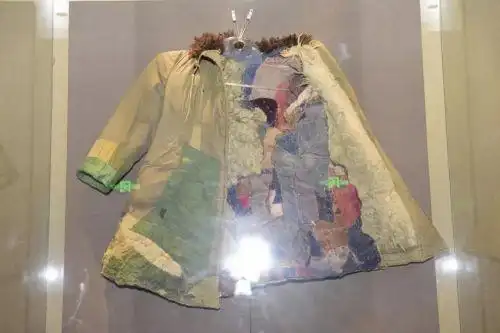 补满296块不同颜色补丁的军大衣