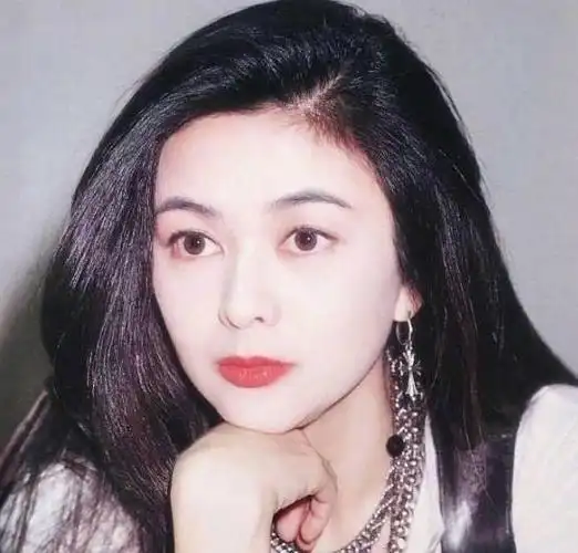 1993年凌晨,关之琳被紧急送医院,隔天"高尔夫"八卦遍布各媒体