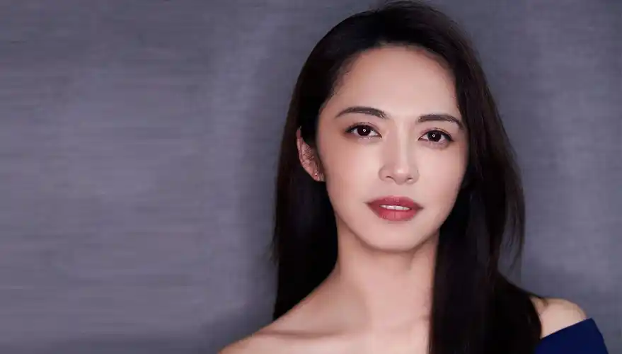 姚晨素颜出门看热闹无人识,人群中自娱自乐,无奈被路人抢镜_照片_明星