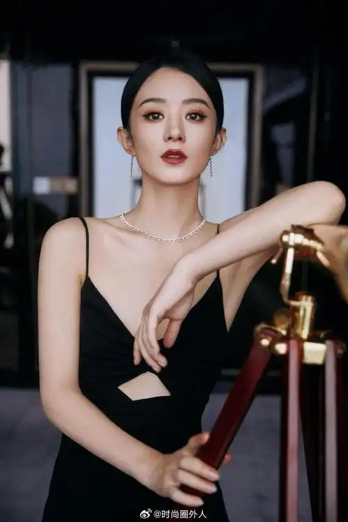 赵丽颖最新写真,穿黑色吊带高开叉长裙,小秀性感的颖宝呀__财经头条