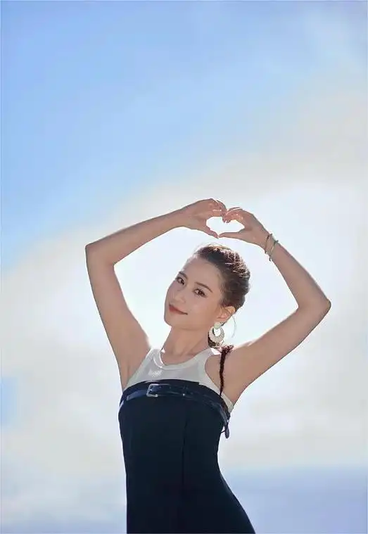 组图:何超莲穿黑白吊带裙精致干练 高举双手比心优雅甜美