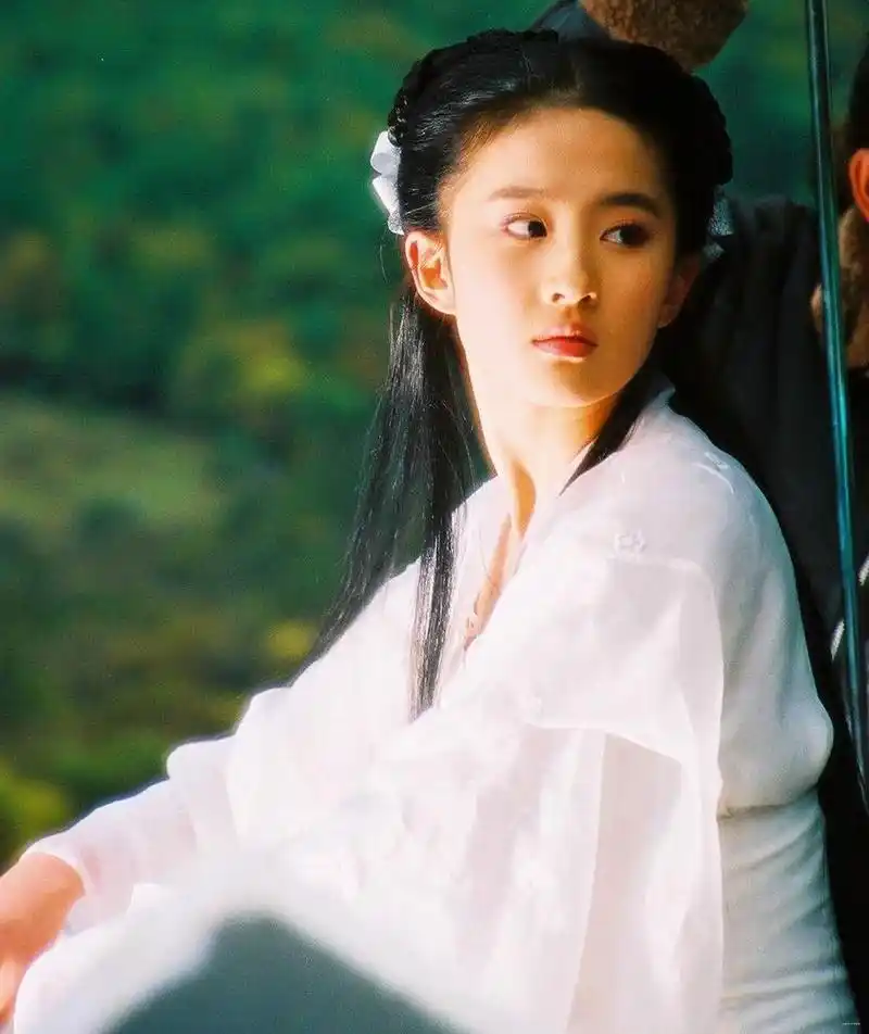 吴倩莲,这个版本的小龙女不同其他版本,剧中的小龙女服装基本是黑色