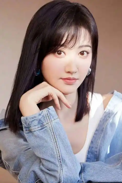 强调减龄效果,但却会让景甜的上庭额头更短,从而显得鼻子更长