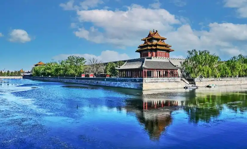 蓝天白云下的故宫角楼