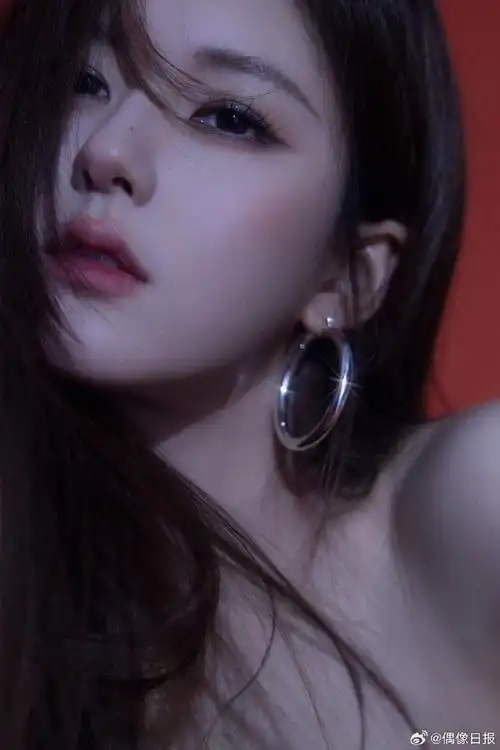 赵露思脖子上戴了花##赵露思情人节大片