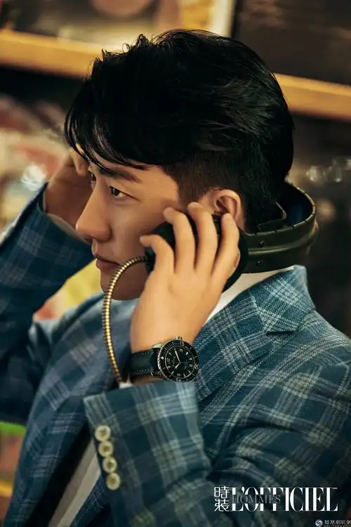 黄轩开季双封时尚大片曝光侧颜瞩目引人赞叹