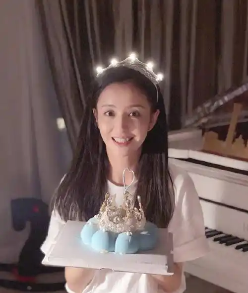 佟丽娅生日晒照,面带微笑,幸福感十足,宛如18岁少女_获得了_照片_祝福