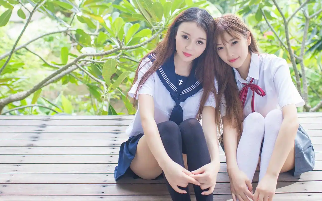 制服美女闺蜜亲昵高清桌面壁纸