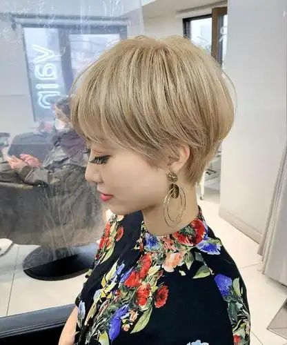 推边发型夏天剪简直再好不过了,把后脖和鬓角的位置推短,可以和上面