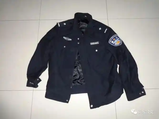 酒店保安身穿警服 真警察来一眼看穿