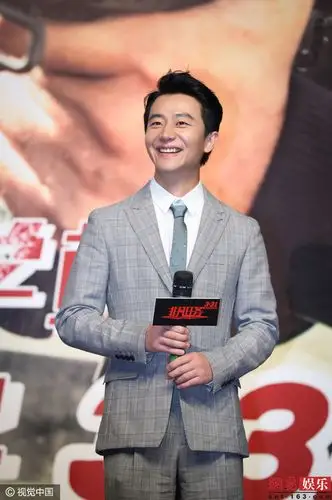 黄轩小西装帅气亮相上海 暖男微笑迷人