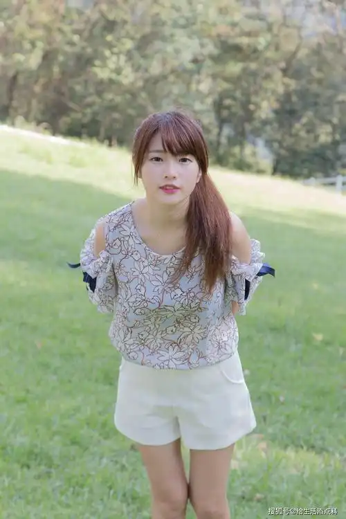 青春美少女户外清新写真