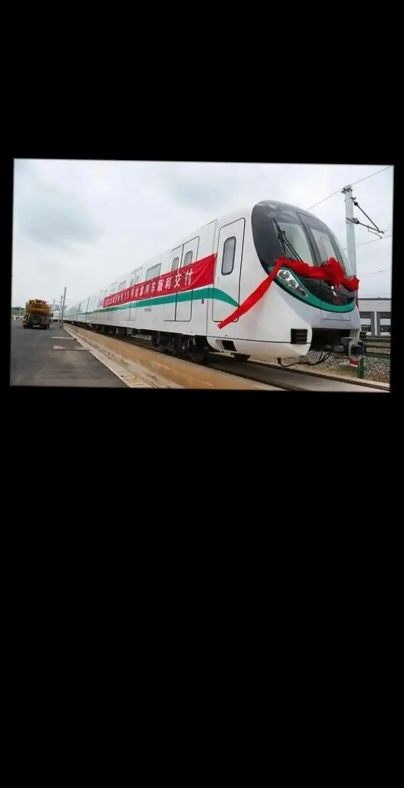 武汉地铁19号线与有轨电车l2相互换乘 - 抖音