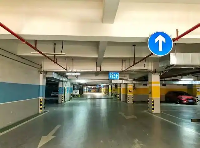 凯旋国际停车场实景图