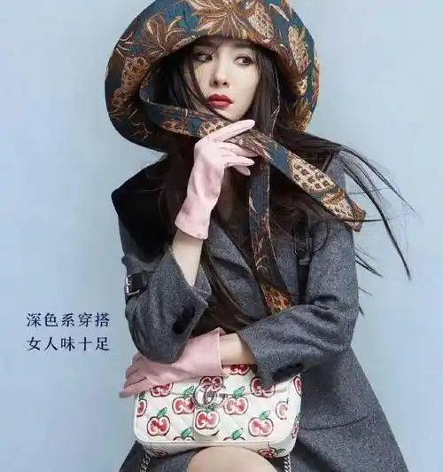 杨幂的少女感可不是上帝宠出来的,穿浅色牛仔裙减龄显腿长,靠腿升级脸