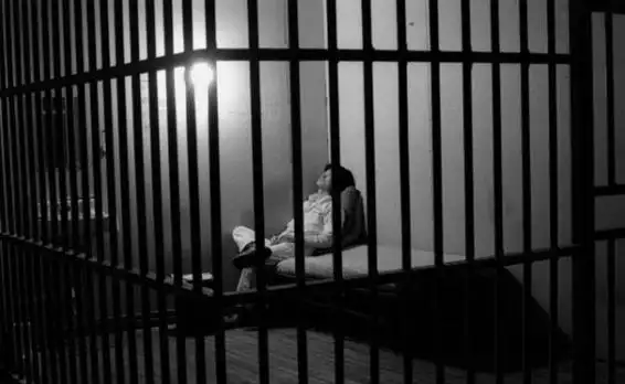 他一生只有6件作品一年关在笼子里一年与女子绑在一起