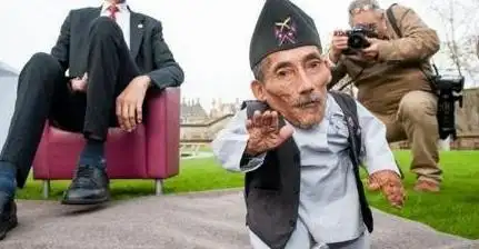 世界上最小的人钱德拉身高仅546厘米